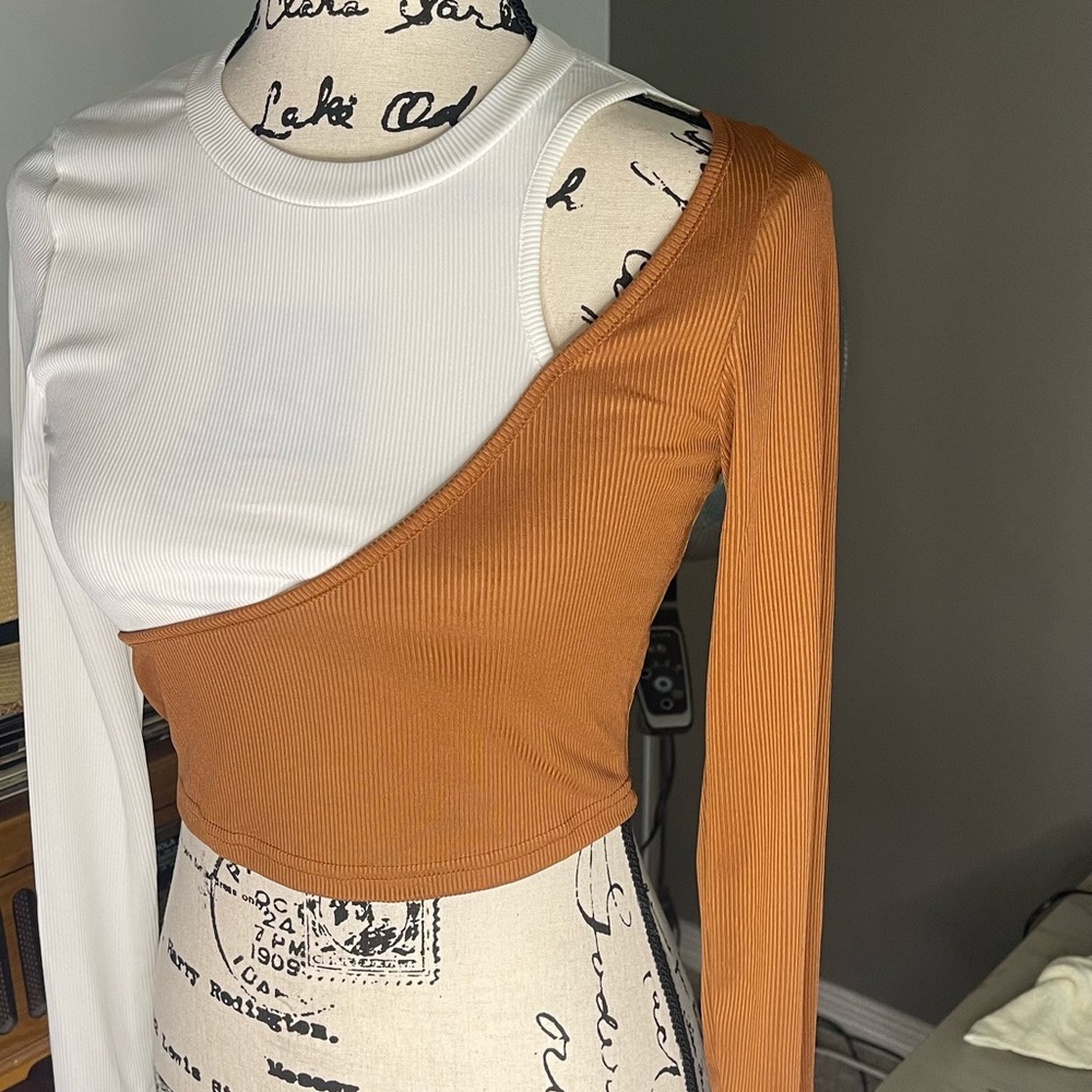 Gone- Stylish Crop Top in Size Small - Picture 14 of 15